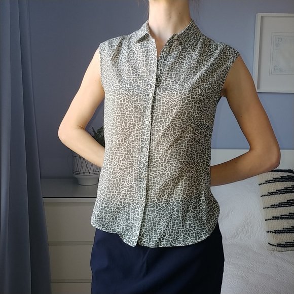 DONATED Sleeveless Button Down Blouse Size S - Picture 1 of 9